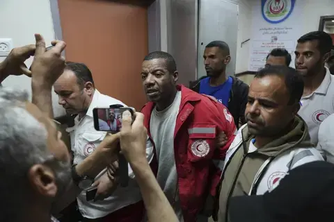 القصف الإسرائيلي يشتد على «المناطق الإنسانية» في غزة القصف الإسرائيلي يشتد على «المناطق الإنسانية» في غزة