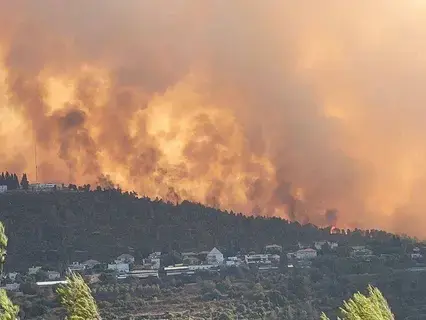 إجلاء سكان وإغلاق طرق إثر اندلاع حرائق قرب القدس إجلاء سكان وإغلاق طرق إثر اندلاع حرائق قرب القدس