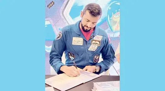 النيادي يوقع قصة «نجم سهيل» النيادي يوقع قصة «نجم سهيل»