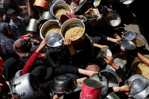 حماس تعلن إعدام أفراد عصابات السطو على المساعدات بغزة حماس تعلن إعدام أفراد عصابات السطو على المساعدات بغزة
