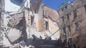 انهيار عقار مأهول بالسكان في منطقة العطارين بالإسكندرية
