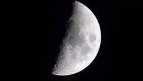 القمر في التربيع الأول لشهر ذي القعدة اليوم