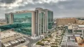إنهاء معاناة طفل من جلطات دماغية متكررة بسبب مرض نادر