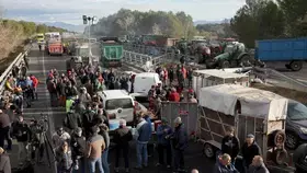 المزارعون الإسبان يقطعون طريقاً سريعاً يؤدي إلى فرنسا