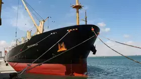 الحوثيون يستهدفون سفينة شحن إسرائيلية