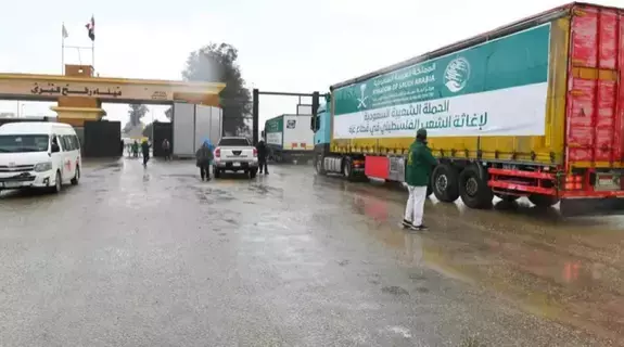 عبور 16 شاحنة إغاثية سعودية جديدة إلى قطاع غزة عبور 16 شاحنة إغاثية سعودية جديدة إلى قطاع غزة
