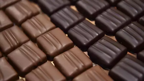 الشوكولاتة الداكنة تقلل ارتفاع ضغط الدم الشوكولاتة الداكنة تقلل ارتفاع ضغط الدم