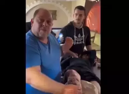 في مشهد مروع.. طبيب فلسطيني يبتر قدم ابنته دون تخدير في مشهد مروع.. طبيب فلسطيني يبتر قدم ابنته دون تخدير