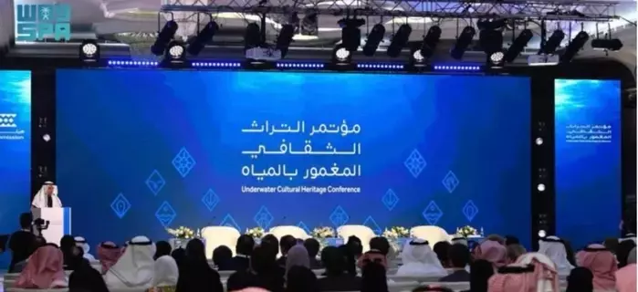 فخار وخزف صيني بحطام سفينة أثرية في أملج فخار وخزف صيني بحطام سفينة أثرية في أملج