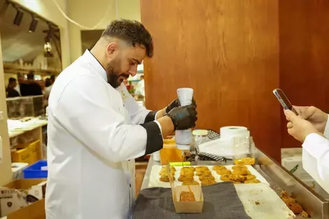 40 وجبة تمرية لزوار مهرجان الأحساء 40 وجبة تمرية لزوار مهرجان الأحساء