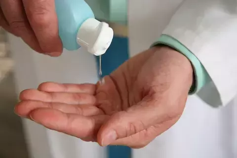 مريض يضرب طبيبا عقم يديه مريض يضرب طبيبا عقم يديه