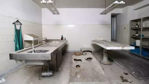 يتصل بعائلته أثناء تشريح جثته يتصل بعائلته أثناء تشريح جثته