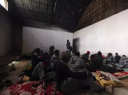 ليبيا ترحل مئات المصريين ليبيا ترحل مئات المصريين