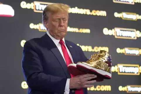ترمب يبيع أحذية قديمة لتسديدغرامته ترمب يبيع أحذية قديمة لتسديدغرامته