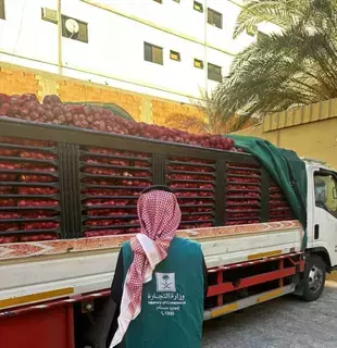 التجارة تضبط عمالة مخالفة أخفت 3 أطنان من البصل التجارة تضبط عمالة مخالفة أخفت 3 أطنان من البصل