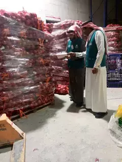 ضبط 8 أطنان بصل مخزنة في مستودع بالرياض وإلزام المنشأة بضخها فورا في الأسواق ضبط 8 أطنان بصل مخزنة في مستودع بالرياض وإلزام المنشأة بضخها فورا في الأسواق