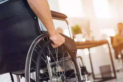 قطع ساقيه للحصول على التأمين قطع ساقيه للحصول على التأمين