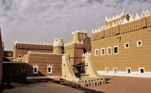 بئر ومسجد ما قبل الإسلام يدهشان السواح بئر ومسجد ما قبل الإسلام يدهشان السواح