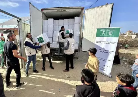 السعودية تواصل توزيع المساعدات الإنسانية في غزة السعودية تواصل توزيع المساعدات الإنسانية في غزة