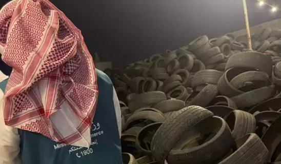 ضبط عمالة مخالفة تقوم بتدوير الإطارات منتهية الصلاحية دون ترخيص ضبط عمالة مخالفة تقوم بتدوير الإطارات منتهية الصلاحية دون ترخيص