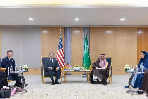 وزير الخارجية يلتقي نظيره الأمريكي في مقر الأمانة العامة لمجلس التعاون وزير الخارجية يلتقي نظيره الأمريكي في مقر الأمانة العامة لمجلس التعاون