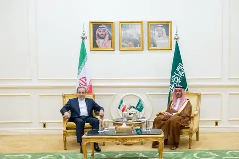 وزير الخارجية يبحث مع نظيره الإيراني التطورات الإقليمية وزير الخارجية يبحث مع نظيره الإيراني التطورات الإقليمية
