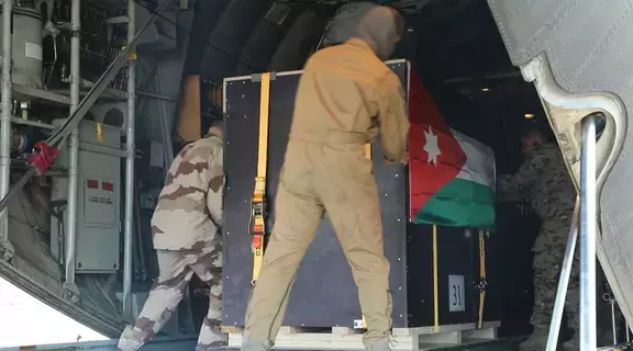 ماكرون: فرنسا والأردن ألقيا 7 أطنان من المساعدات جواً على غزة ماكرون: فرنسا والأردن ألقيا 7 أطنان من المساعدات جواً على غزة