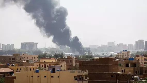 ضربات أمريكية ـــ بريطانية عنيفة تستهدف مواقع الحوثيين ضربات أمريكية ـــ بريطانية عنيفة تستهدف مواقع الحوثيين