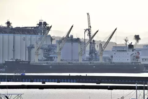 البحرية البريطانية: انفجاران قرب سفينة قبالة عدن البحرية البريطانية: انفجاران قرب سفينة قبالة عدن