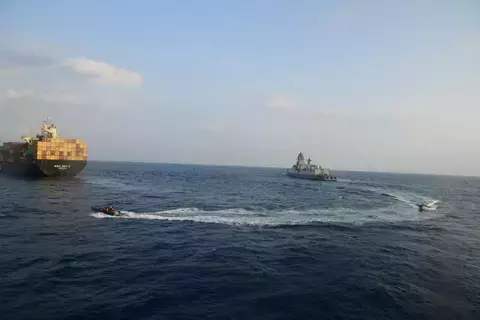 هجوم حوثي بالبحر الأحمر.. وغارات أمريكية على الحديدة هجوم حوثي بالبحر الأحمر.. وغارات أمريكية على الحديدة