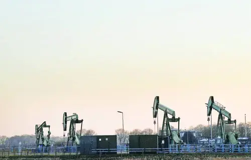 النفط يواصل الانخفاض وسط مخاوف زيادة المعروض النفط يواصل الانخفاض وسط مخاوف زيادة المعروض