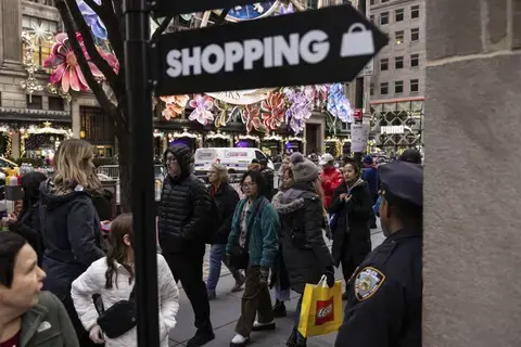مبيعات التجزئة الأمريكية تفاجئ الأسواق وترتفع 0.3% في نوفمبر مبيعات التجزئة الأمريكية تفاجئ الأسواق وترتفع 0.3% في نوفمبر