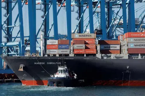 شركات شحن تُغيّر وجهة بضائع بـ 30 مليار دولار بعيداً عن البحر الأحمر شركات شحن تُغيّر وجهة بضائع بـ 30 مليار دولار بعيداً عن البحر الأحمر