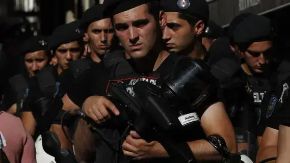 تركيا تنفذ عمليات أمنية في 32 إقليماً.. وتعتقل 304 أشخاص بتهم متعلقة بالإرهاب تركيا تنفذ عمليات أمنية في 32 إقليماً.. وتعتقل 304 أشخاص بتهم متعلقة بالإرهاب