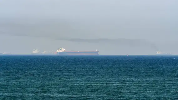 انفجاران قرب سفينة قبالة سواحل اليمن.. وبريطانيا: مسيرات وراء الحادث انفجاران قرب سفينة قبالة سواحل اليمن.. وبريطانيا: مسيرات وراء الحادث