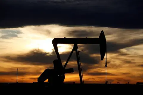 النفط يقفز 2% بسبب الصراع في الشرق الأوسط وآمال خفض الفائدة النفط يقفز 2% بسبب الصراع في الشرق الأوسط وآمال خفض الفائدة