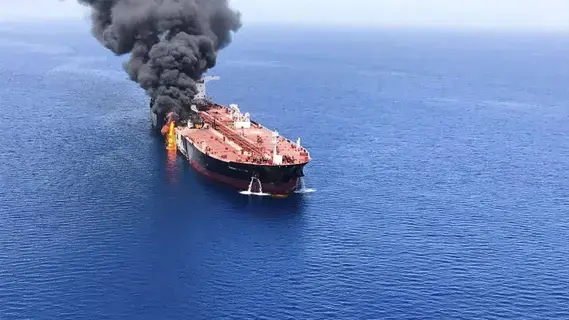 «الحوثيون»: قصفنا سفينة في البحر الأحمر بعد رفض طاقمها 3 تحذيرات «الحوثيون»: قصفنا سفينة في البحر الأحمر بعد رفض طاقمها 3 تحذيرات