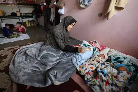 نزحت مشياً ووَلَدت قيصيرياً .. فلسطينية تنجب 4 توائم في خضم الحرب بغزة نزحت مشياً ووَلَدت قيصيرياً .. فلسطينية تنجب 4 توائم في خضم الحرب بغزة