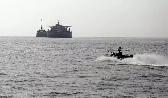 تعرض سفينة لهجوم من 3 زوارق بحرية في جنوب البحر الأحمر تعرض سفينة لهجوم من 3 زوارق بحرية في جنوب البحر الأحمر