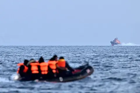 انخفاض عدد المهاجرين الذين وصلوا إلى بريطانيا بقوارب صغيرة 36% في 2023 انخفاض عدد المهاجرين الذين وصلوا إلى بريطانيا بقوارب صغيرة 36% في 2023