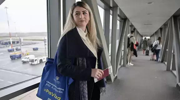 مواطنو كوسوفو يحتفلون بالانضمام إلى منطقة شنغن الأوروبية مواطنو كوسوفو يحتفلون بالانضمام إلى منطقة شنغن الأوروبية