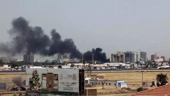 تصاعد وتيرة المعارك في السودان.. وحمدوك يجدد الدعوة للقاء البرهان تصاعد وتيرة المعارك في السودان.. وحمدوك يجدد الدعوة للقاء البرهان