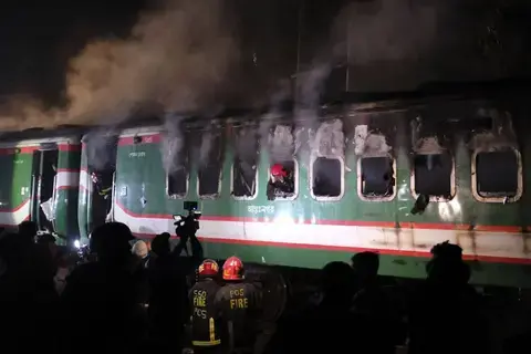 فيديو | مقتل خمسة أشخاص في احتراق قطار في بنغلاديش فيديو | مقتل خمسة أشخاص في احتراق قطار في بنغلاديش