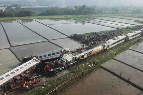 مصرع 4 وإصابة 30 في حادث اصطدام قطارين بإندونيسيا مصرع 4 وإصابة 30 في حادث اصطدام قطارين بإندونيسيا