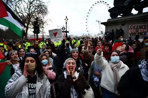 محتجون متعاطفون مع أهالي غزة يغلقون جسراً أمام البرلمان البريطاني محتجون متعاطفون مع أهالي غزة يغلقون جسراً أمام البرلمان البريطاني