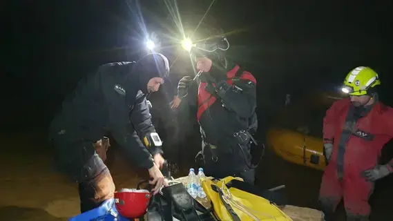 مياه الأمطار تحاصر خمسة أشخاص داخل مغارة في سلوفينيا مياه الأمطار تحاصر خمسة أشخاص داخل مغارة في سلوفينيا