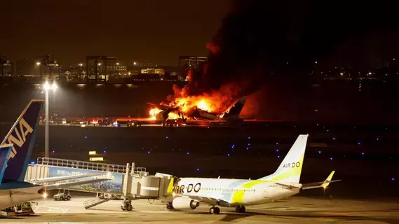 عودة حركة الطيران بمطار هانيدا في طوكيو بعد حادث تصادم طائرتين عودة حركة الطيران بمطار هانيدا في طوكيو بعد حادث تصادم طائرتين