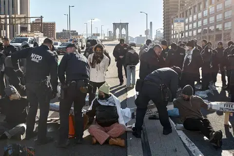 محتجون يغلقون جسوراً ونفقاً في نيويورك ويطالبون بوقف إطلاق النار بغزة محتجون يغلقون جسوراً ونفقاً في نيويورك ويطالبون بوقف إطلاق النار بغزة