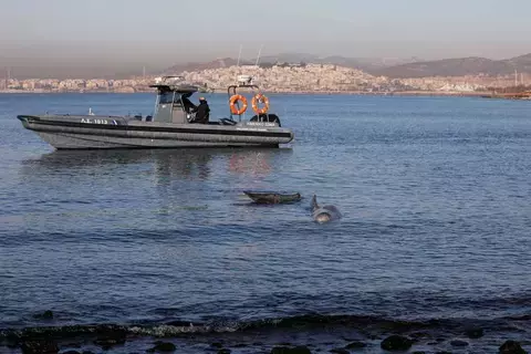 العثور على جثتين لمهاجرين وإنقاذ 30 قبالة جزيرة يونانية العثور على جثتين لمهاجرين وإنقاذ 30 قبالة جزيرة يونانية