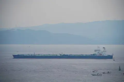 ناقلات نفط تغير مسارها من البحر الأحمر عقب الضربات في اليمن ناقلات نفط تغير مسارها من البحر الأحمر عقب الضربات في اليمن